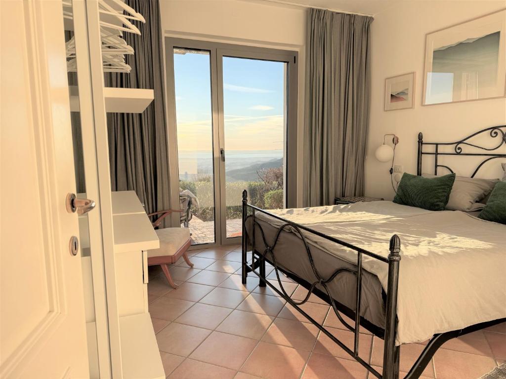 une chambre avec un lit et un balcon dans l'établissement Villa Rondine - Villa mit beheiztem Pool, à Salò 18 autres photos