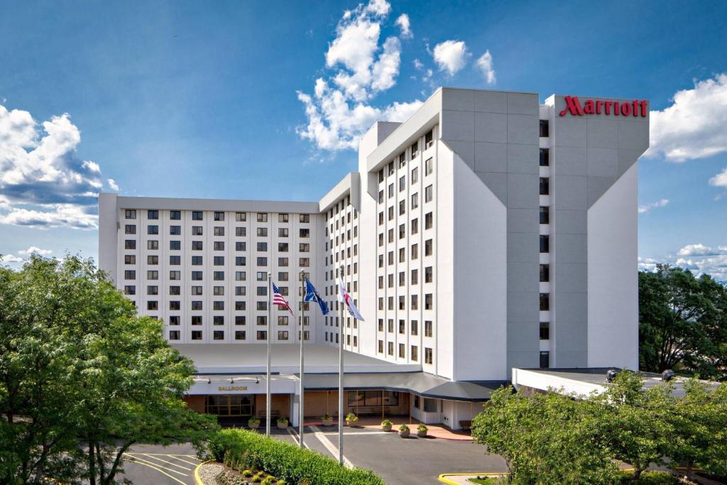 New York LaGuardia Airport Marriott Image