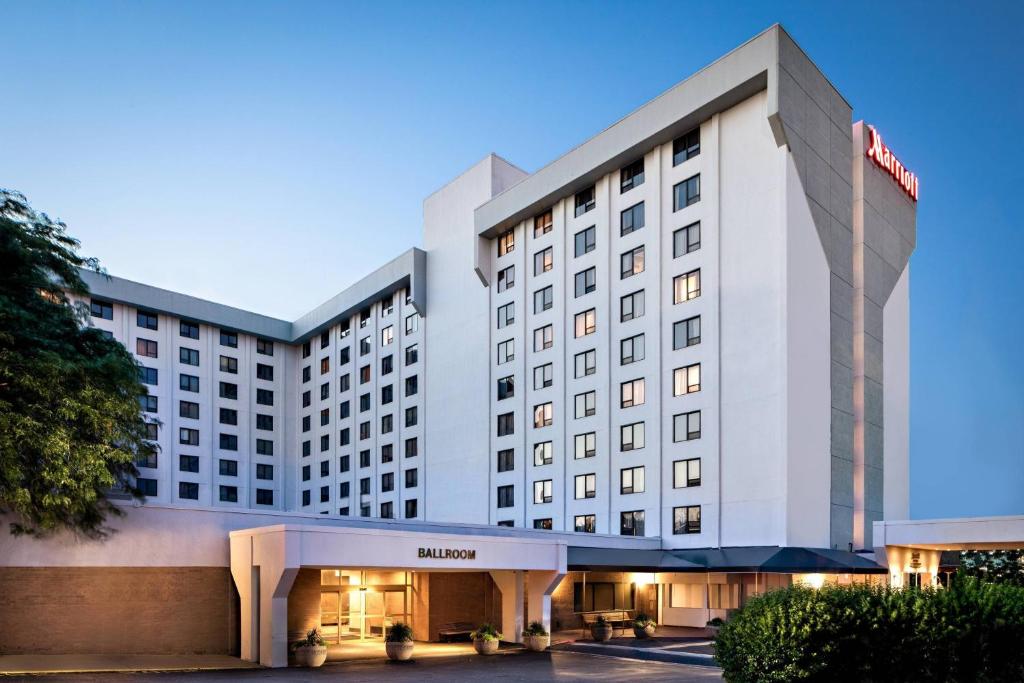 New York LaGuardia Airport Marriott Image