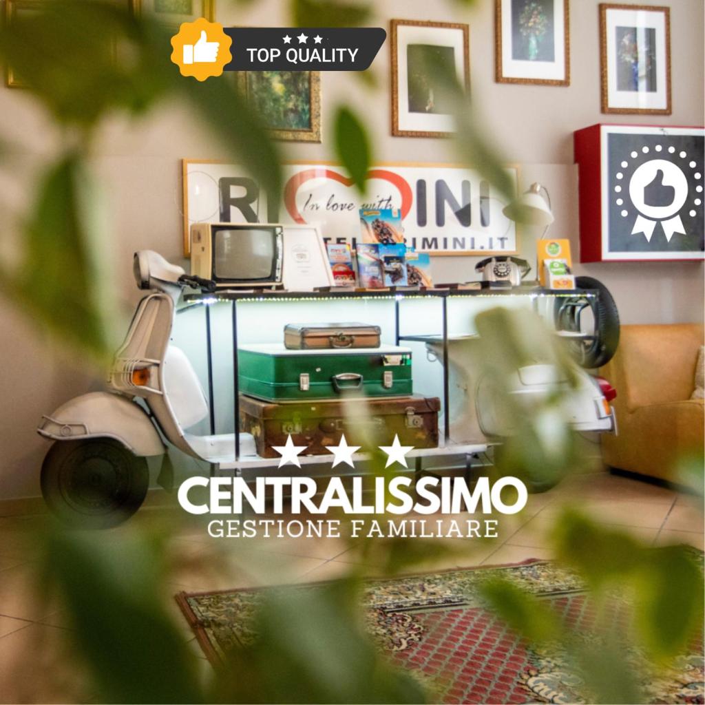 une photo d'un salon avec un scooter dans l'établissement Hotel Ausonia B&B RiMiNi, à Rimini