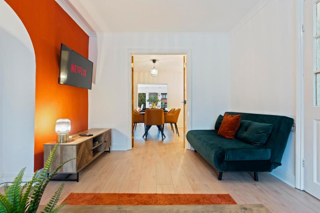 Stylish 3 Bedroom Contractor Stay House in Birmingham B23 near M6 & Fort Dunlop with Free Parking and WiFi 3