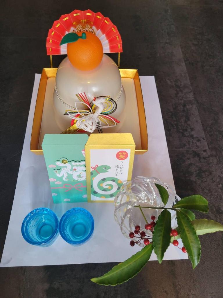 un gâteau avec une orange dans une boîte avec une bougie dans l'établissement HOTEL KAZAN (Adult Only), à Iwaki