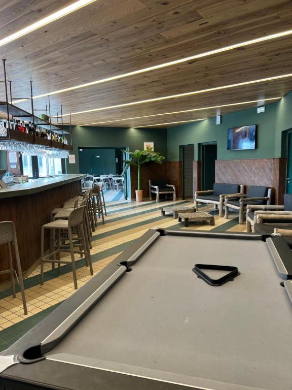 une table de billard dans une pièce avec un bar dans l'établissement Camping les dunes 5 étoiles - Mobil Home 6 personnes, à Torreilles