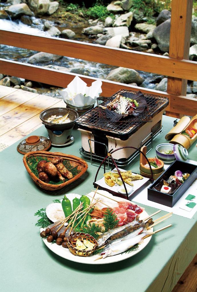 une table remplie de nourriture sur une table dans l'établissement Irori Houraku, à Kamikawa