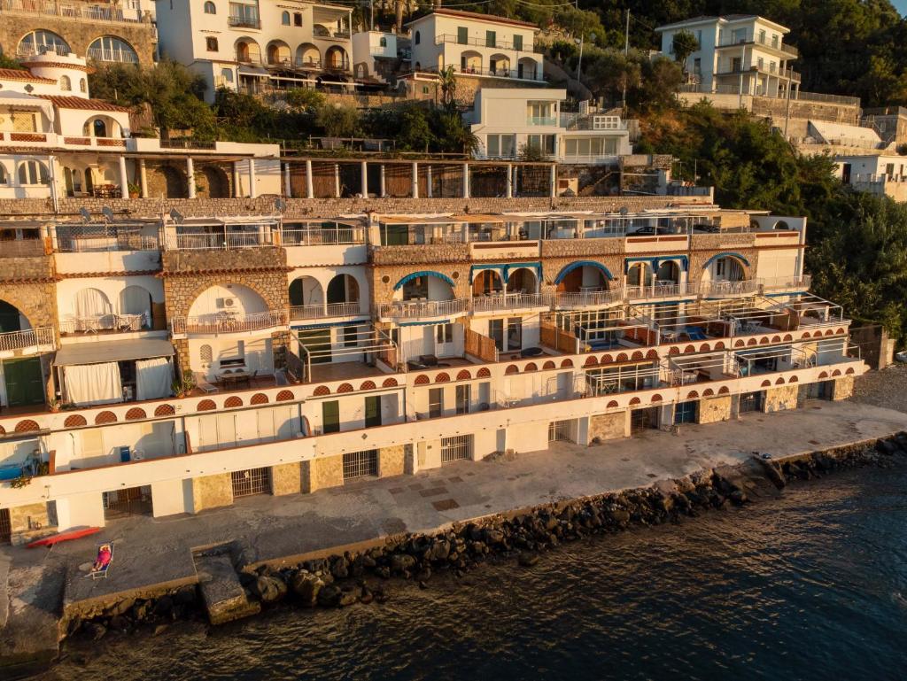 un navire de croisière amarré dans l'eau à côté des bâtiments dans l'établissement AMORE RENTALS - Villa Marti, à Massa Lubrense