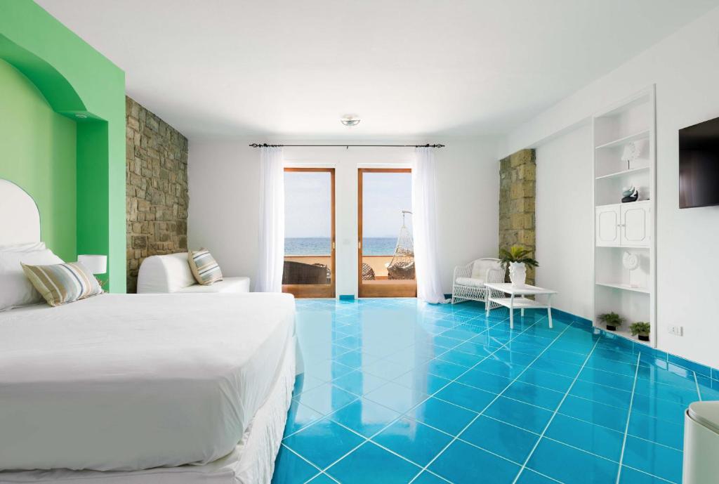 Cette chambre d'hôtel est dotée de carrelage bleu. dans l'établissement AMORE RENTALS - Villa Marti, à Massa Lubrense