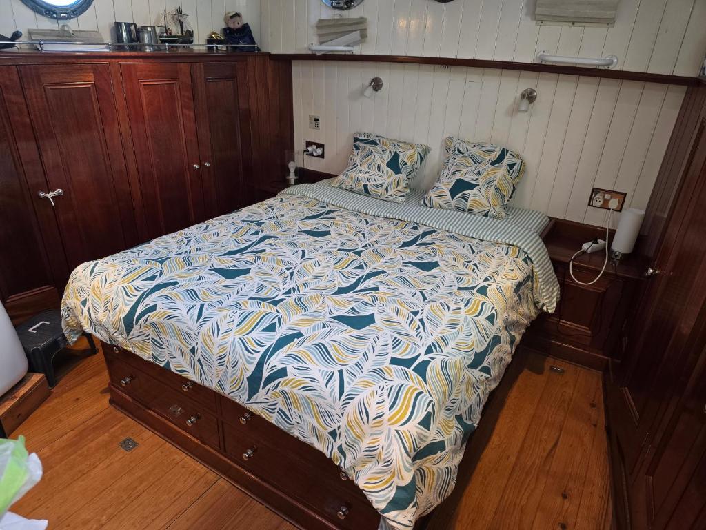 - un lit dans un bateau dans l'établissement Peniche Saul Nomad, à Aigues-Mortes