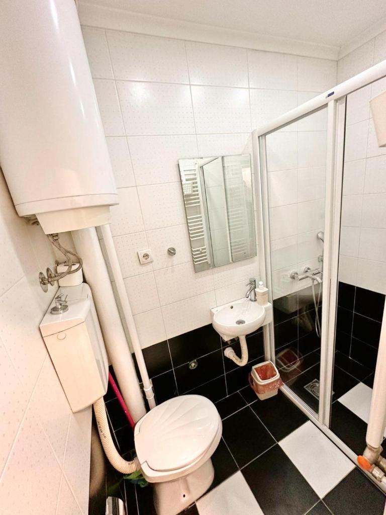 Modern Central Apartments RENOVATED 8