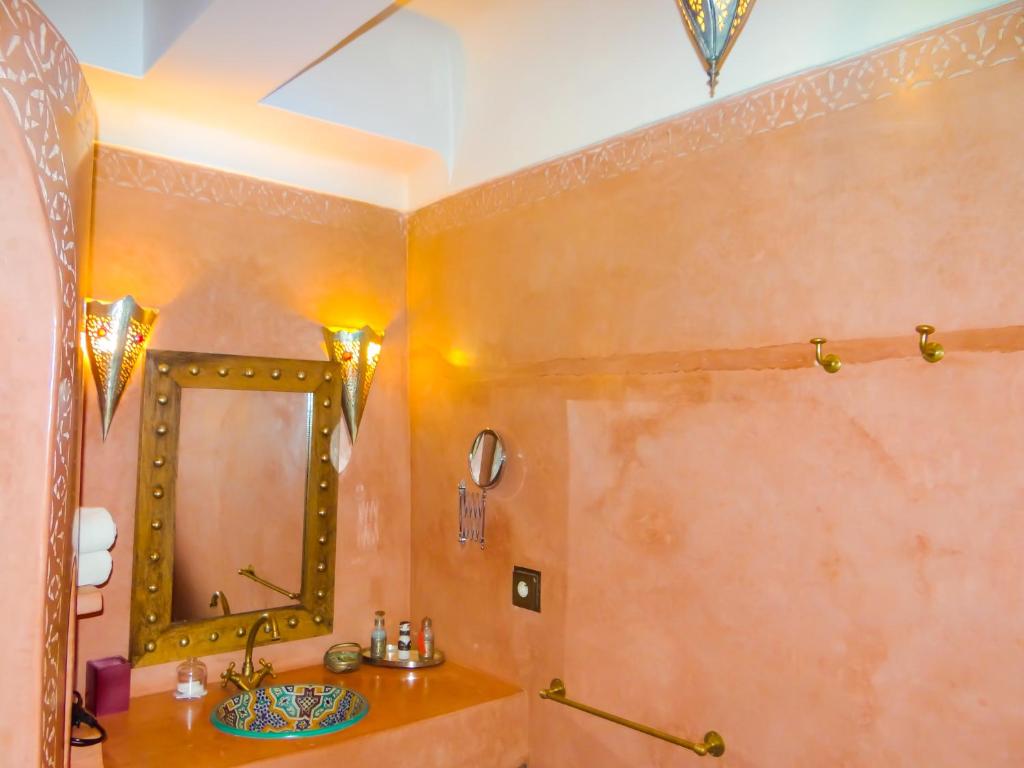 une salle de bain avec un lavabo et un miroir dans l'établissement Riad Terra Bahia, à Marrakech 37 autres photos
