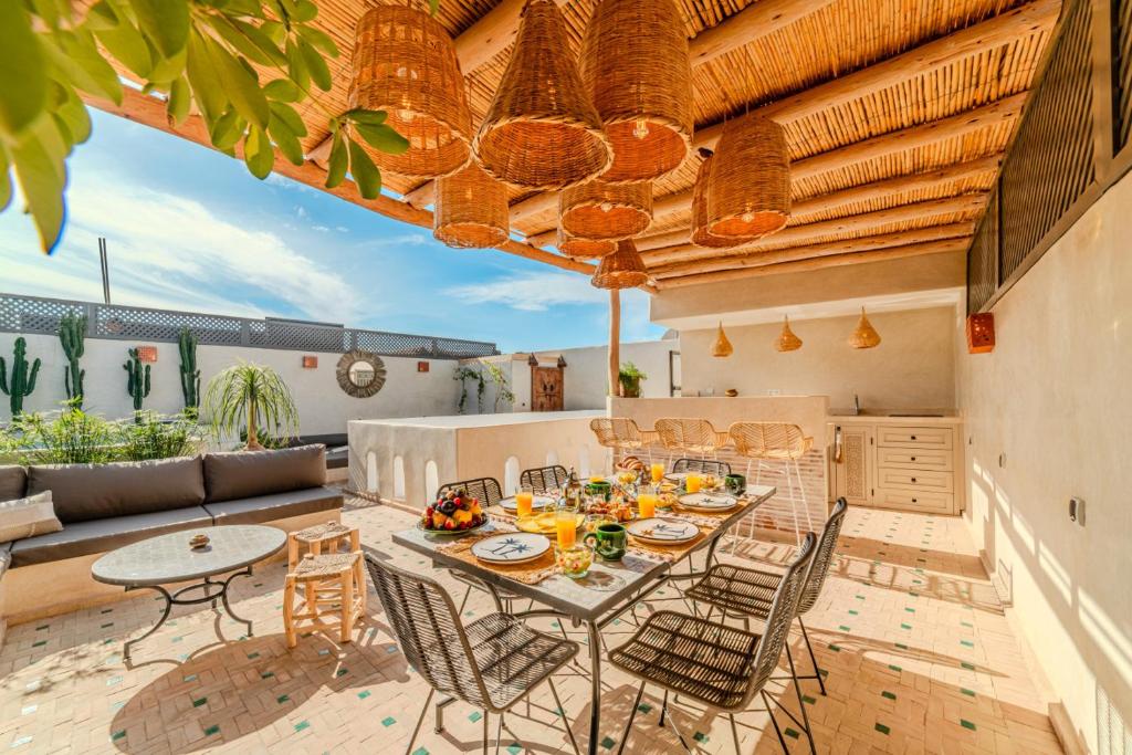 un patio avec une table, des chaises et un canapé dans l'établissement Riad Dar Jamila Breakfast 10mn to Jamaa Al Fna, à Marrakech