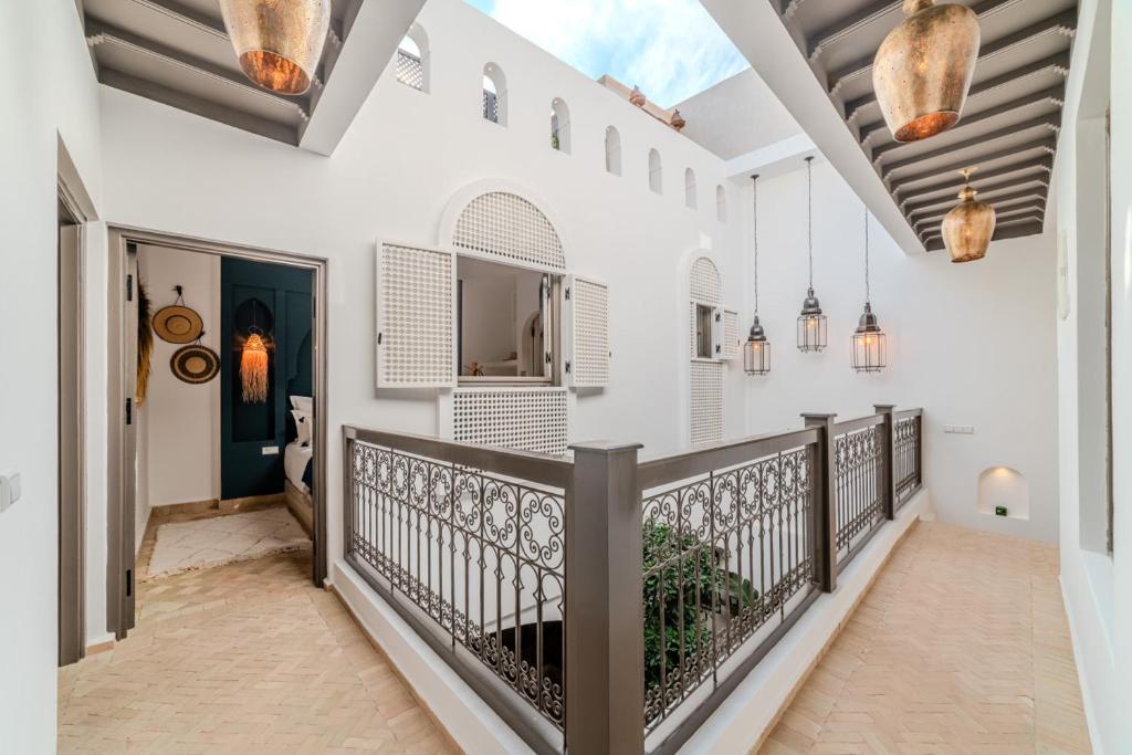- un couloir dans une maison avec balcon dans l'établissement Riad Dar Jamila Breakfast 10mn to Jamaa Al Fna, à Marrakech