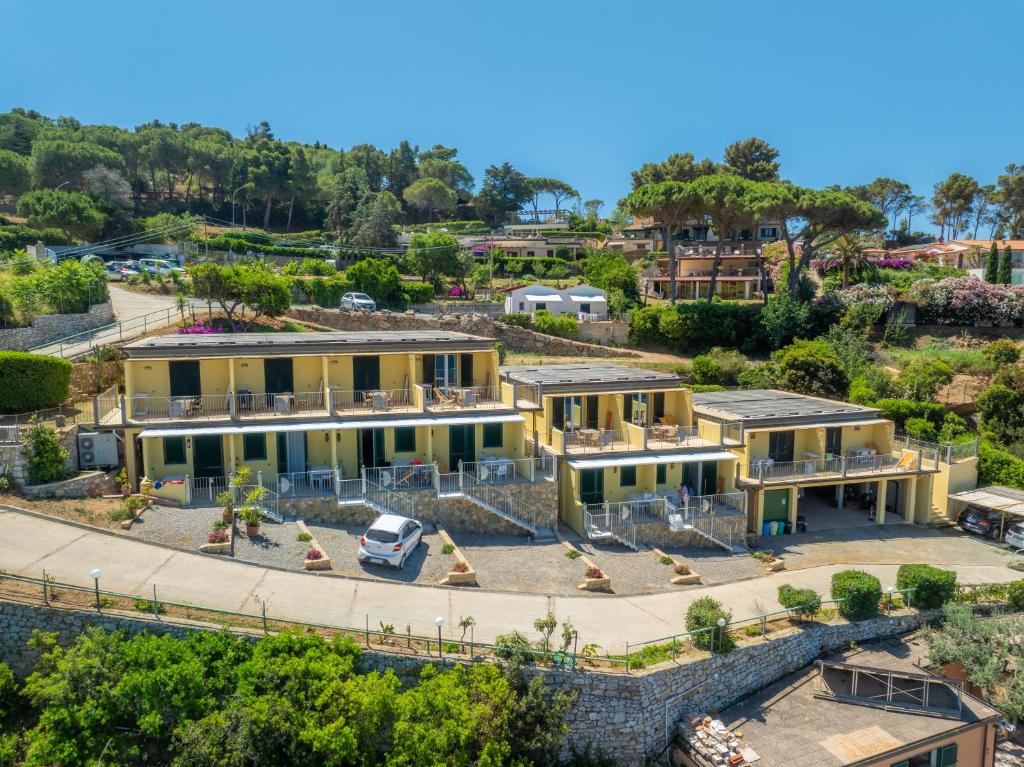 une vue aérienne d'une maison dans l'établissement Hotel Dino, à Capoliveri