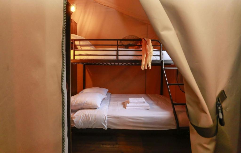 quelques lits superposés dans une chambre dans l'établissement Domaine Résidentiel de Plein Air Le Vieux Moulin, à Erquy