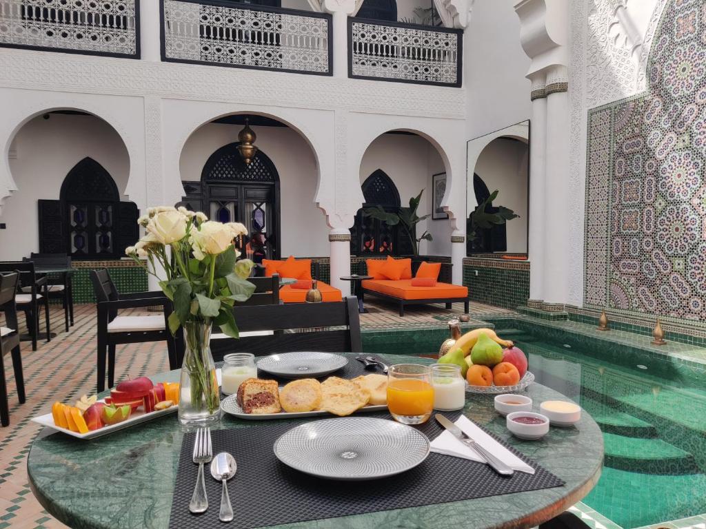- une table avec un plateau de nourriture dans l'établissement The Grand Riad and Spa, à Marrakech