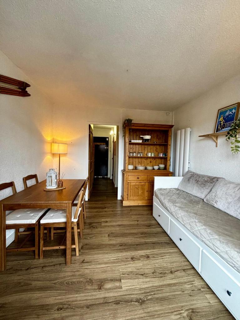 une chambre avec un lit et une table et une salle à manger dans l'établissement L'ETERLOU, Studio Centre station, à Risoul