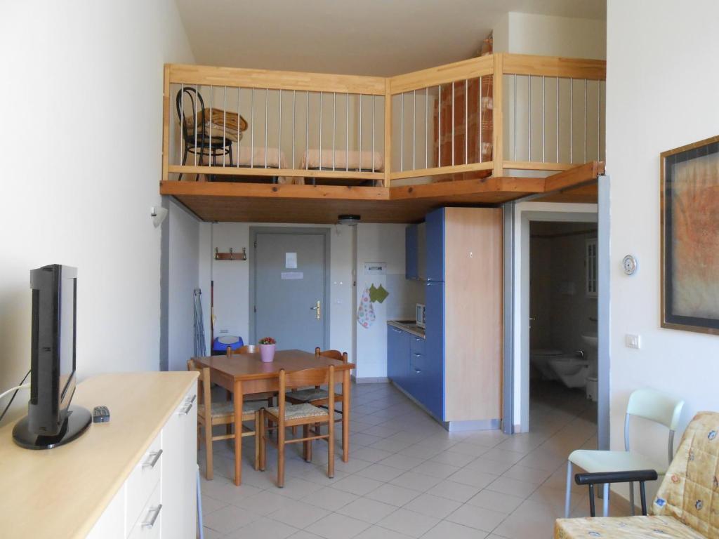 un salon avec une table et une salle à manger dans l'établissement Residence Villa Marina, à Marina di Ravenna 25 autres photos