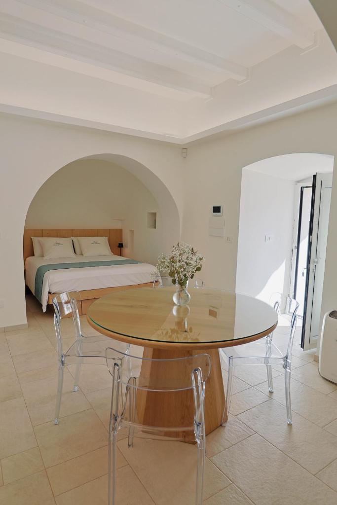 - une chambre avec un lit, une table et un lit dans l'établissement Resort San Giacomo con Piscina, à San Michele Salentino