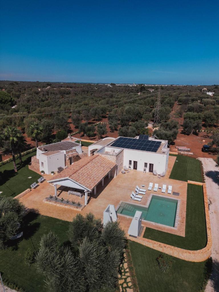 une vue aérienne d'une maison avec piscine dans l'établissement Resort San Giacomo con Piscina, à San Michele Salentino