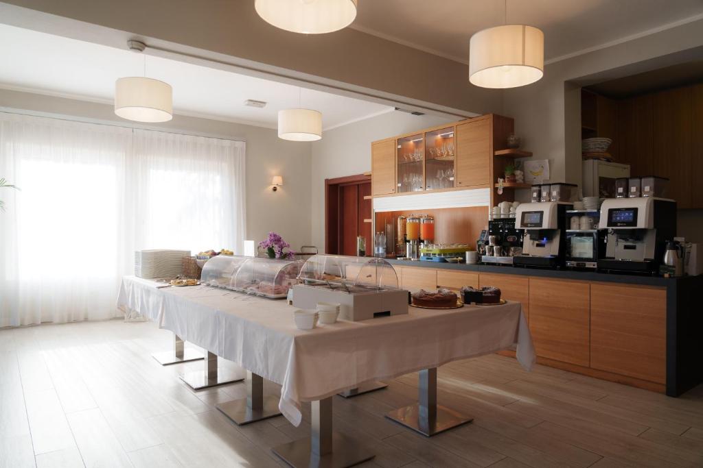 une cuisine avec une table et un comptoir avec des appareils électroménagers dans l'établissement Hotel Dino, à Capoliveri