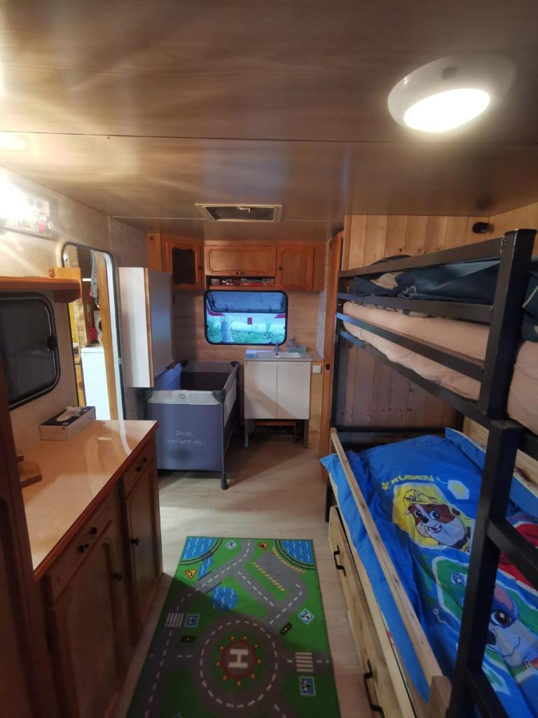 Cette petite chambre dispose de lits superposés et d'une télévision. dans l'établissement Caravane 4 personnes au camping d'Aussois, à Aussois