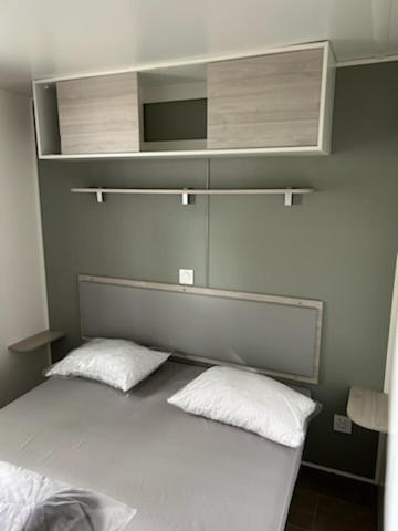 une chambre avec un lit avec deux oreillers blancs dans l'établissement Mobil - home ombragé Lege Cap ferret, à Lège-Cap-Ferret 29 autres photos