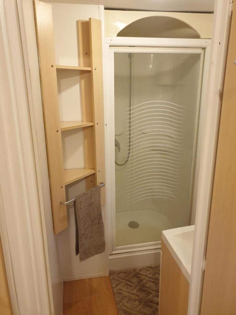 La salle de bains est pourvue d'une douche vitrée. dans l'établissement Mobil home 4 personnes avec clim, à La Roque-dʼAnthéron