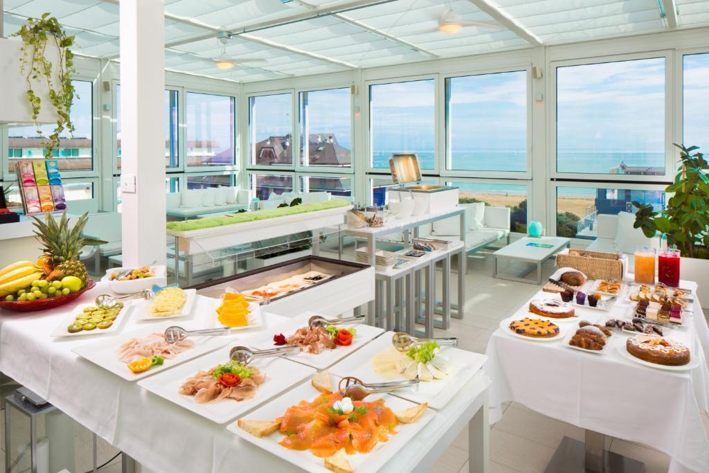 un buffet composé de nombreux plats dans l'établissement Hotel Florida, à Lignano Sabbiadoro