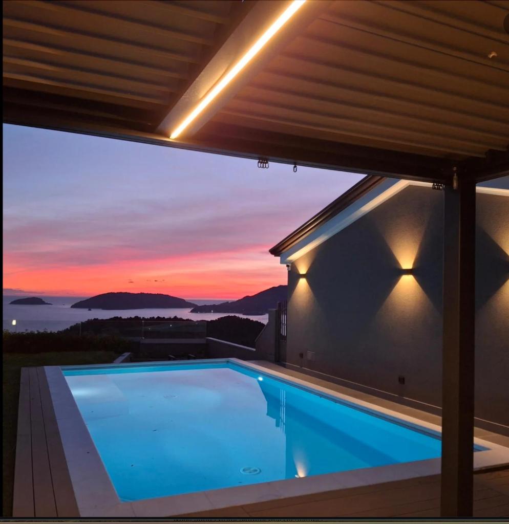 une maison avec une piscine au crépuscule dans l'établissement Colori di Mare Luxury Holiday, à Lerici