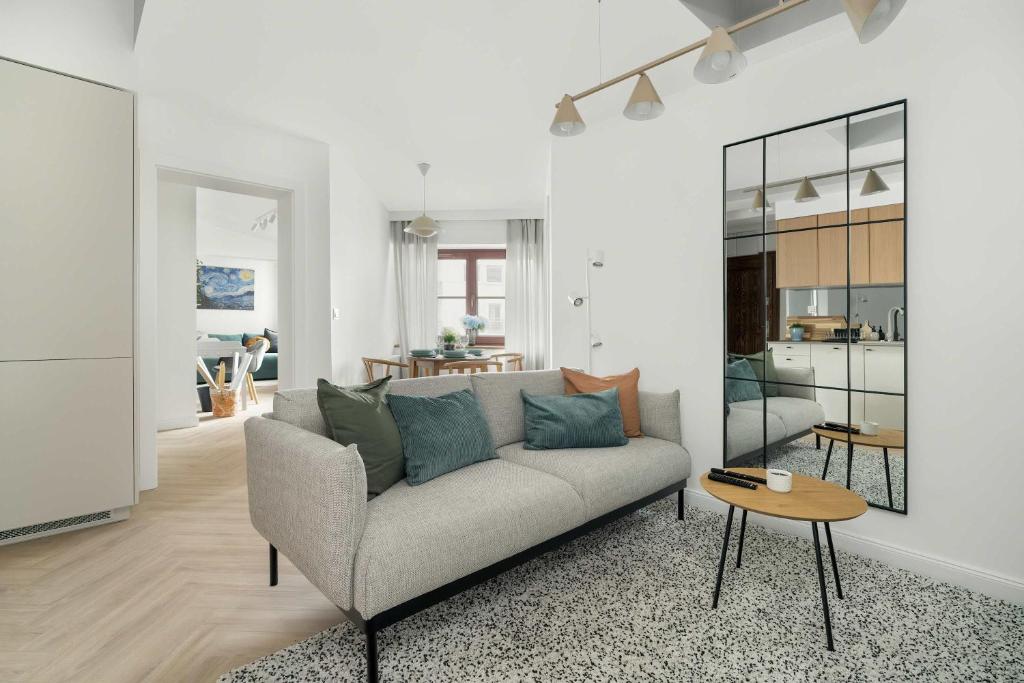 Przestronny Apartament z Biurkiem w Centrum Poznania Blisko Rynku i Parku by Noclegi Renters 1