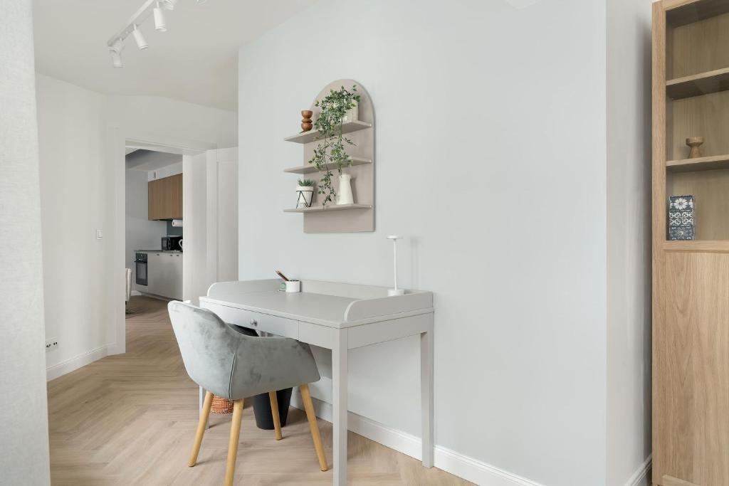 Przestronny Apartament z Biurkiem w Centrum Poznania Blisko Rynku i Parku by Noclegi Renters 4