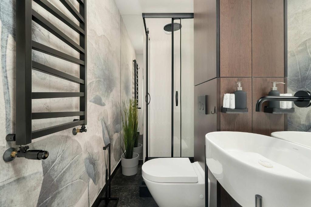 Przestronny Apartament z Biurkiem w Centrum Poznania Blisko Rynku i Parku by Noclegi Renters 6