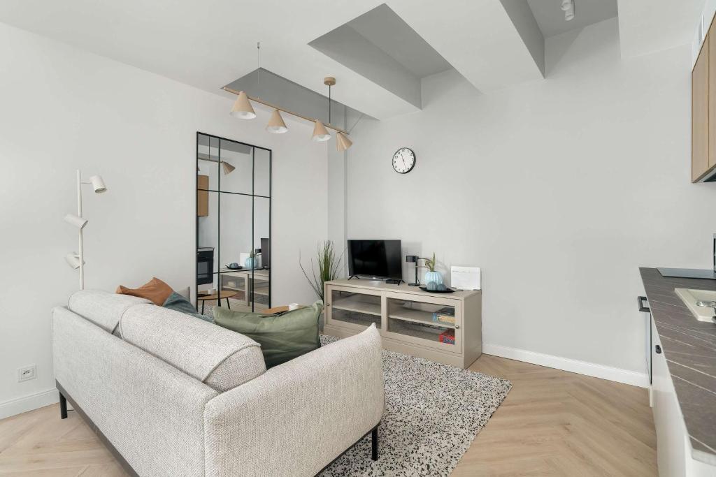 Przestronny Apartament z Biurkiem w Centrum Poznania Blisko Rynku i Parku by Noclegi Renters 7