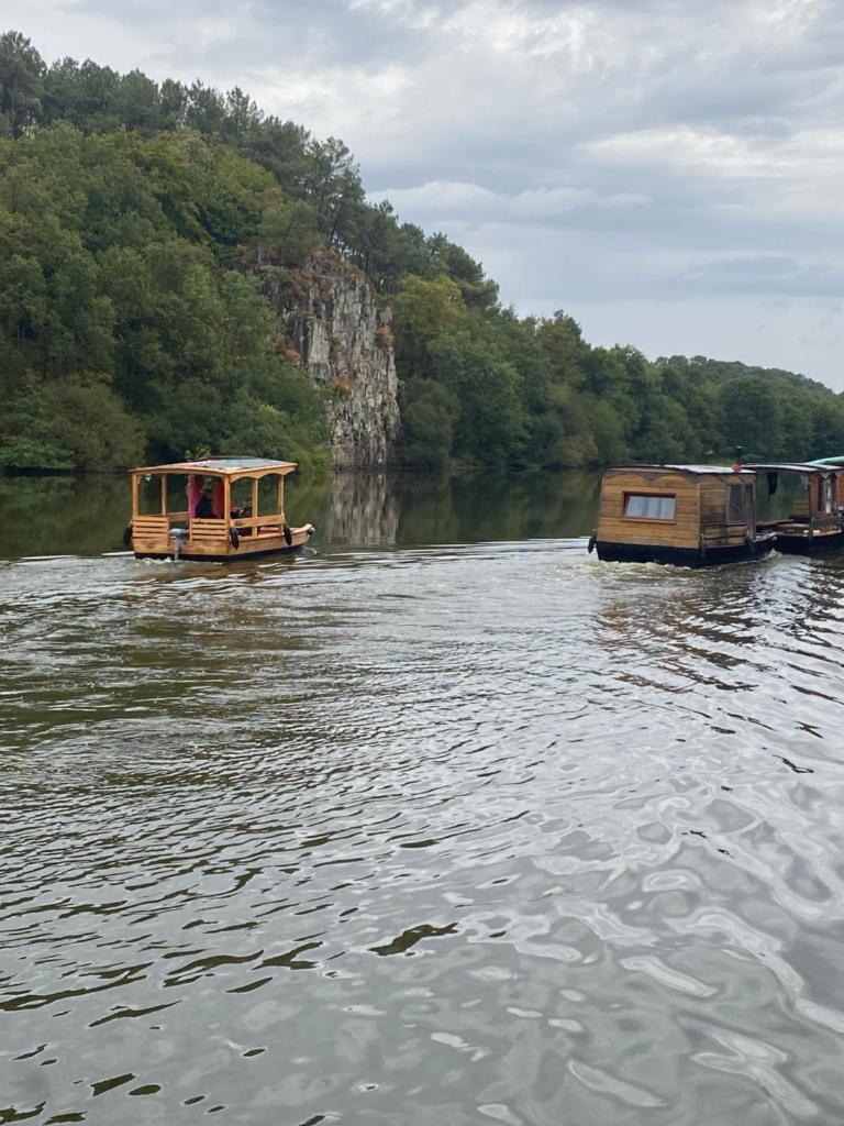 deux bateaux dans l'eau sur une rivière dans l'établissement Patouillet bateau naviguant, à Saint-Vincent-sur-Oust