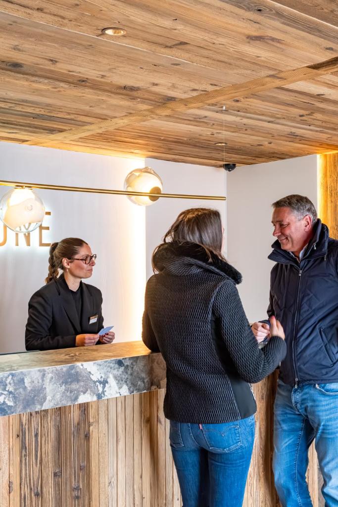 un groupe de personnes debout à un bar dans l'établissement Silverstone by Alpine Resorts, à Val dʼIsère 37 autres photos