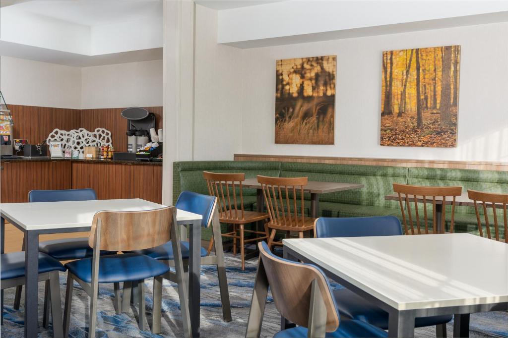 Fairfield Inn and Suites by Marriott Cincinnati Eastgate Image