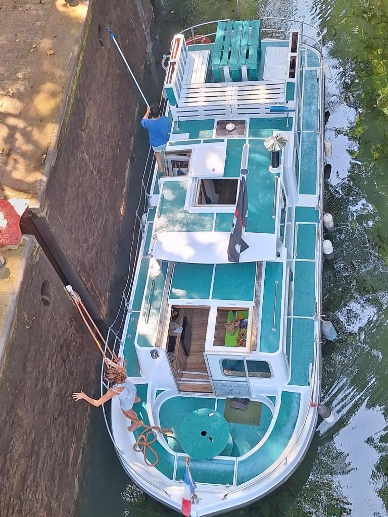 une femme est debout sur un bateau dans l'eau dans l'établissement BOAT Judy proche PARIS, à Maurecourt 12 autres photos