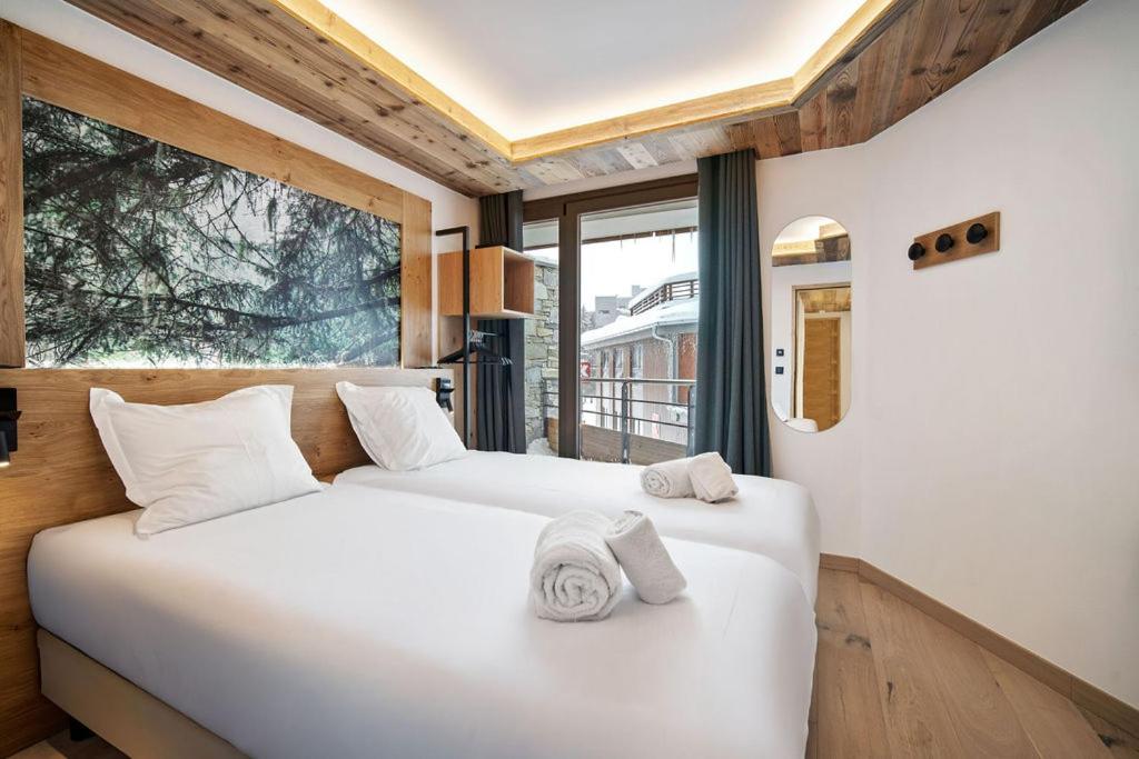 - 2 lits blancs dans une chambre avec fenêtre dans l'établissement Chalet Hôtel Quartz, à Tignes 37 autres photos