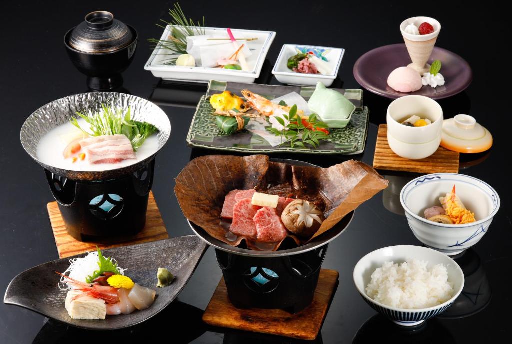 une table recouverte de différents types de nourriture dans des bols dans l'établissement Bosenkan, à Gero