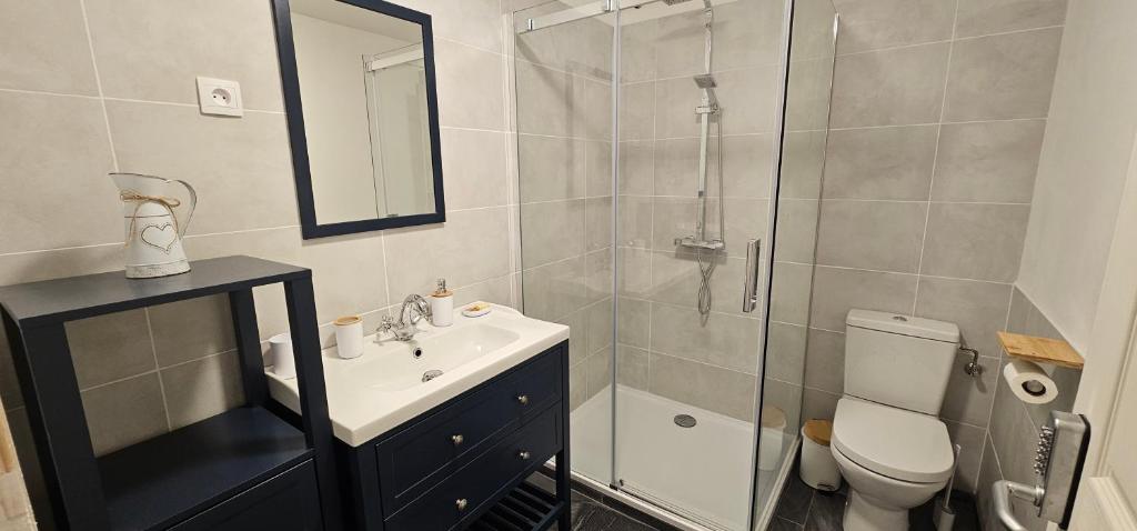 une salle de bain avec une douche, un lavabo et des toilettes dans l'établissement Camping le Monteil, à Évaux-les-Bains
