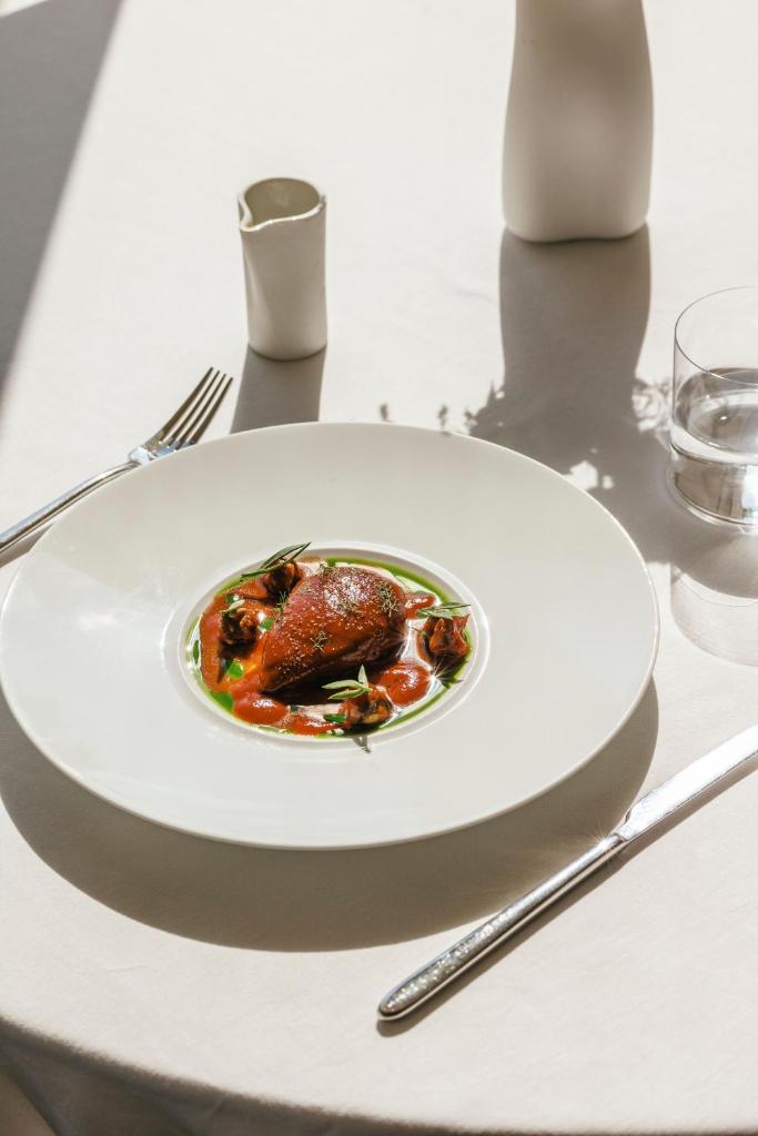 une assiette de nourriture sur une table dans l'établissement View Place & Spa, à Numana