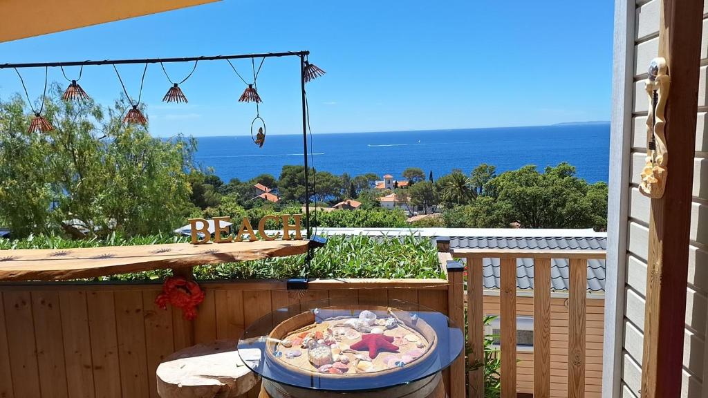 d'un bain à remous sur un balcon avec vue sur l'océan. dans l'établissement Charmant Mobil home avec Vue mer exceptionnelle, à Saint-Raphaël
