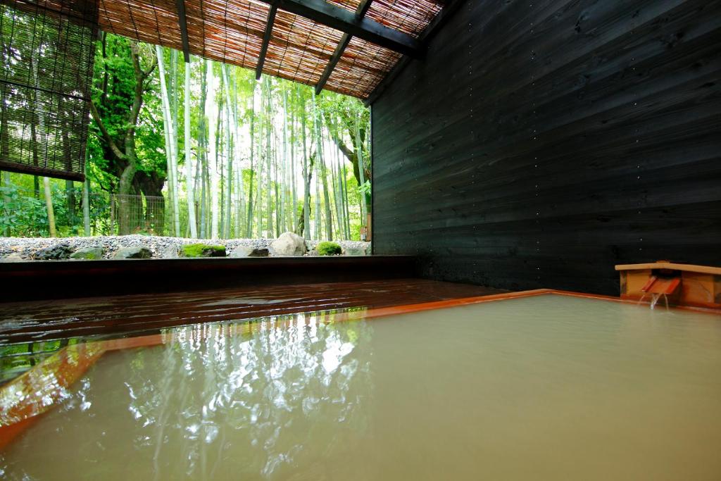 - une grande piscine d'eau dans une pièce arborée dans l'établissement Mount View Hakone, à Hakone