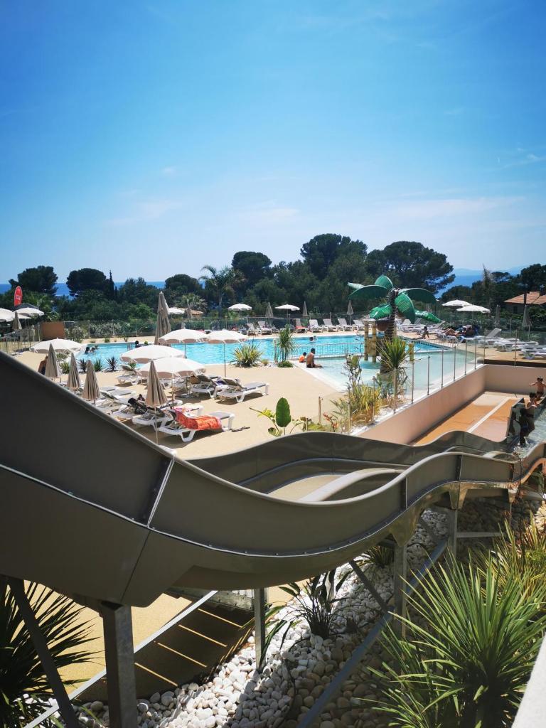 - un toboggan dans un complexe avec piscine dans l'établissement Charmant Mobil home avec Vue mer exceptionnelle, à Saint-Raphaël