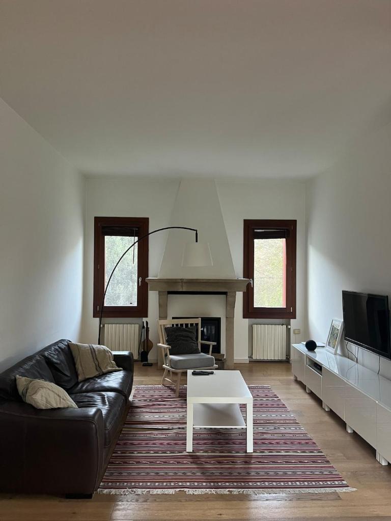 un salon avec un canapé et une table dans l'établissement Holiday home with alpine panorama, à Teolo