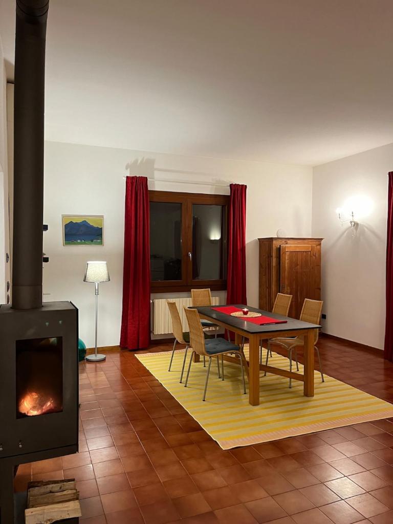 un salon avec une table et une cheminée dans l'établissement Holiday home with alpine panorama, à Teolo