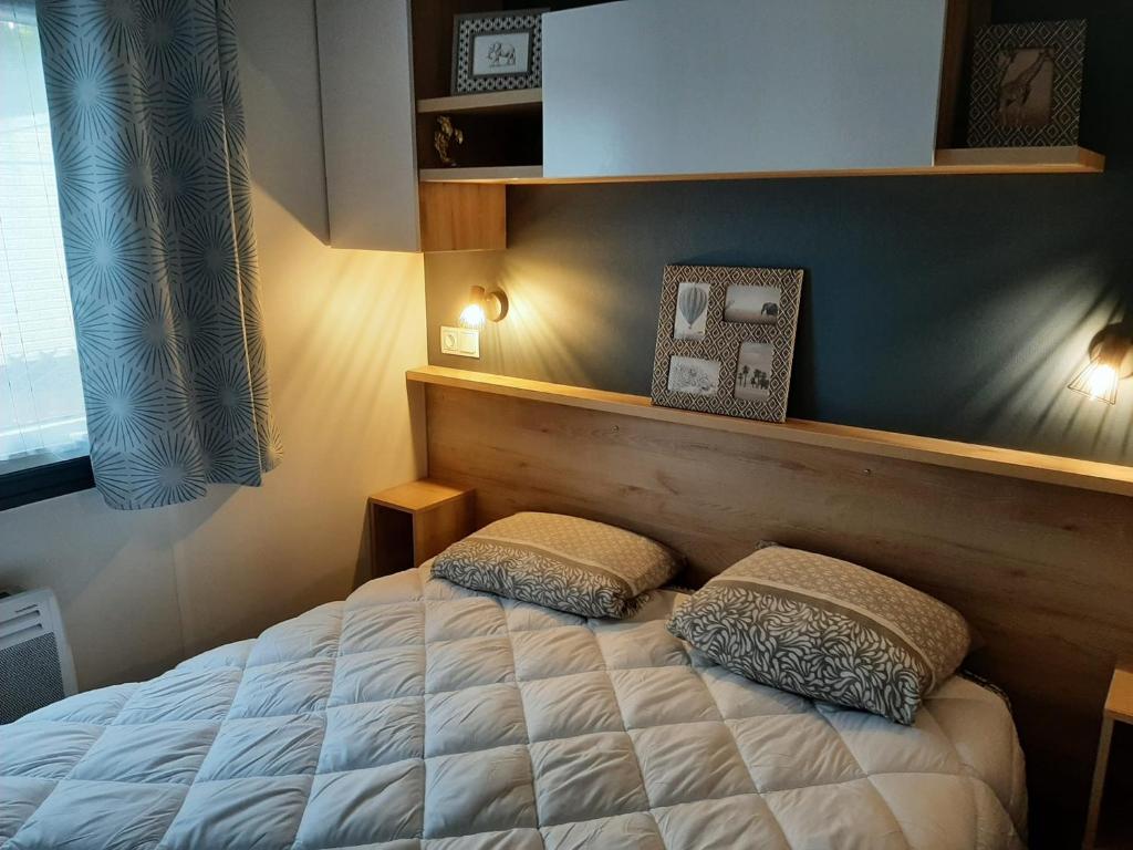 une chambre avec un lit avec deux oreillers dessus dans l'établissement Le Bora Bora 202, à Saint-Jean-de-Monts