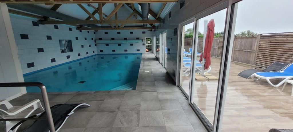 une piscine au milieu d'une maison dans l'établissement Camping Landrezac Plage, à Sarzeau