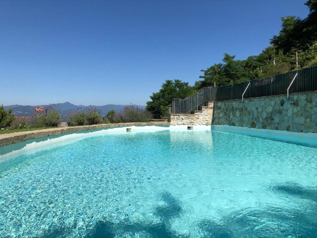 une grande piscine avec de l'eau bleue dans l'établissement Podere Beatrice 20 Pax by VILLASRETREATS, à Bardine di San Terenzo Monti