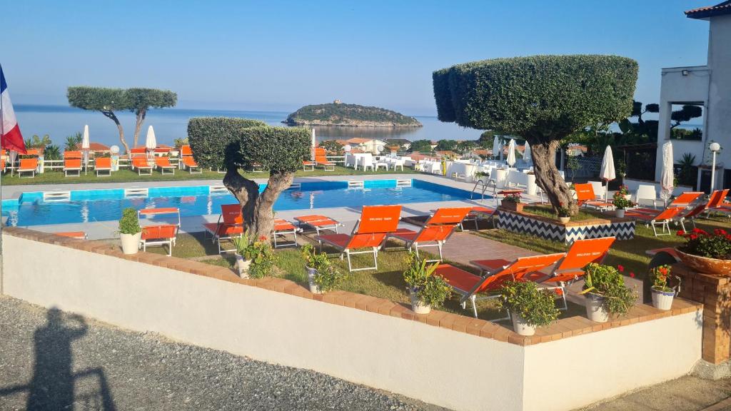 - une piscine avec des orangers, des arbres et l'océan dans l'établissement Hotel Cristina, à Diamante