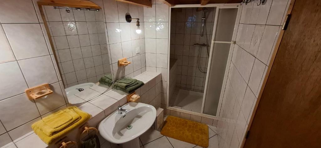 une salle de bain avec toilettes, lavabo et douche dans l'établissement Gîte de Chanabière, à Banne 14 autres photos